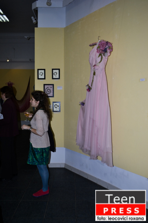 Femeia la expozitia „Blossom: Fashion & Jewellery“